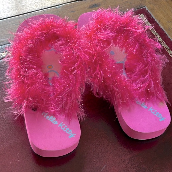 Hello Kitty SET OF 2 Feather Flip Flops Size 7 8 PEACE Hello Kitty White T Shirt - Picture 13 of 16